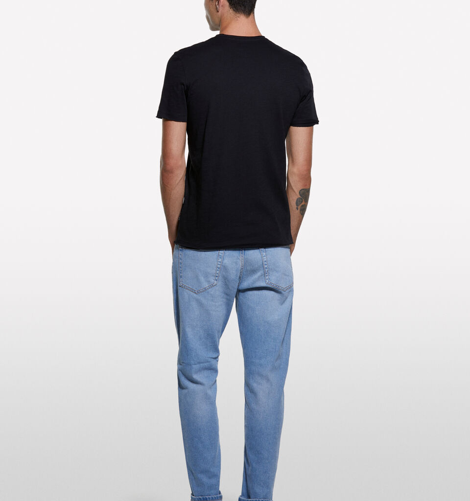 Schwarzes Slim-Fit-Kurzarm-T-Shirt - kurzärmeliges t-shirt für herren - Schwarz | Sisley image number 2